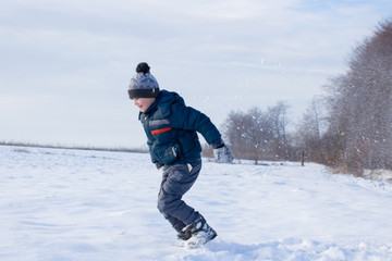 Fototapeta na wymiar Boy run in the snow
