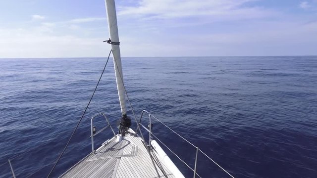 prua di barca in navicazione nel mare calmo