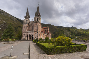 Fototapeta na wymiar Santuario de Covadonga (Asturias, España).
