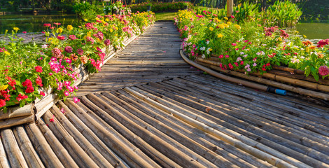 Fototapeta premium Wooden walkway in park
