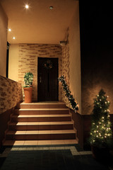 Wejście do domu w świątecznym wystroju, klatka schodowa.
