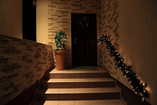 Fototapeta Wejście do domu w świątecznym wystroju.