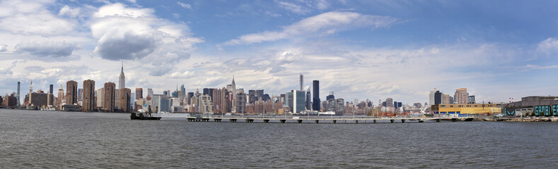 Fototapeta na wymiar Panorama of New york City skyline seen from Brooklyn.