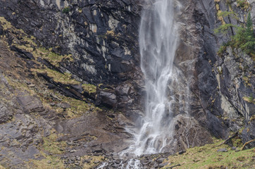 gebirge mit wasserfall