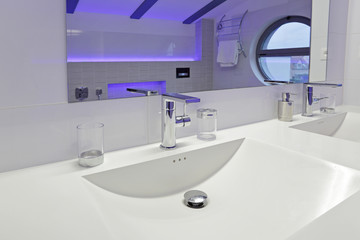 salle de bain contemporaine avec évier 