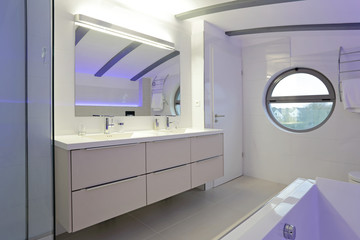 salle de bain contemporaine avec double évier 