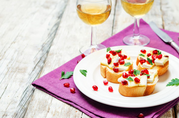 Brie pomegranate balsamic vinegar parsley crostini