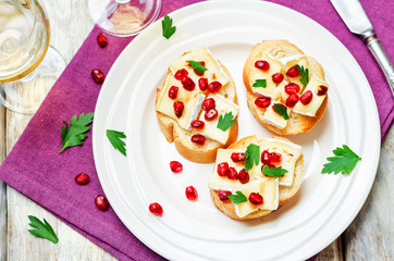 Brie pomegranate balsamic vinegar parsley crostini