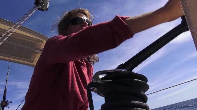 manovra al winch in barca a vela