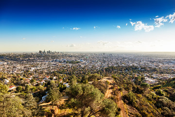 Obraz premium Sprawling Los Angeles as seen from the hilltop vantage point of the Griffith Observatory