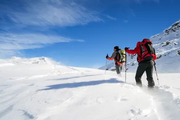 Selbstklebende Fototapete Bergsteigen Skibergsteigen im Schneesturm