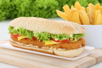 Chickenburger Chicken Hühnchen Burger Hamburger mit Pommes Frit