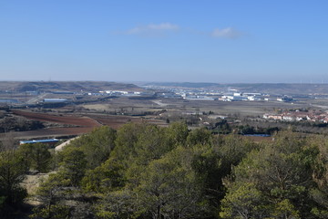 Paisajes montañosos con ciudades y pueblos.