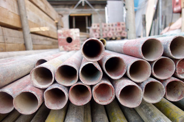 eisenrohre auf baustelle 
