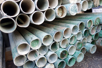 eisenrohre auf baustelle 