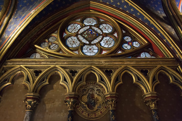 mur et vitraux de la sainte chapelle