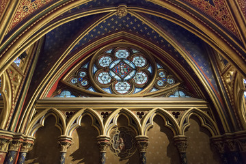 mur et vitraux de la sainte chapelle