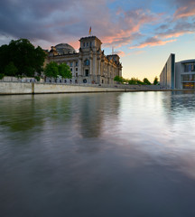Der Reichstag am Ufer der Spree bei Sonnenuntergang, Berlin, Deutschland