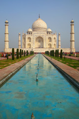 Obraz premium Taj Mahal with reflecting pool in Agra, Uttar Pradesh, India