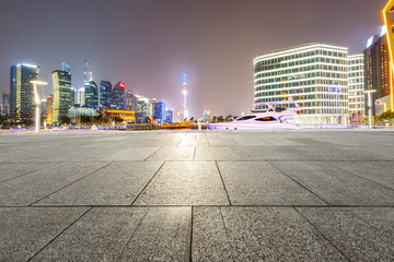 Obraz premium Empty floor with modern skyline and buildings at night in Shanghai