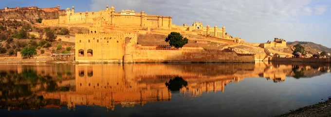 Rollo Gründungsarbeit Panorama von Amber Fort spiegelt sich im Maota-See in der Nähe von Jaipur, Raja
