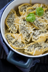 Conchiglioni baked with cottage cheese and spinach