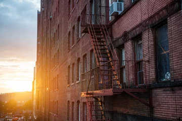 Feuertreppe an der Gebäudewand in New York City © Nick Starichenko