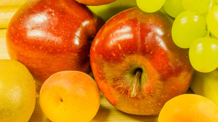 Obstschale - Weintrauben, Äpfel, und Aprikosen bestandteil einer gesunden Ernährung