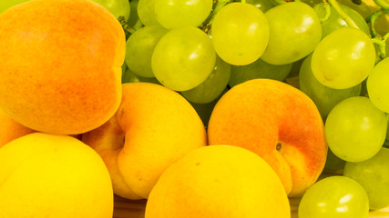 Obstschale - Weintrauben und  Aprikosen bestandteil einer gesunden Ernährung