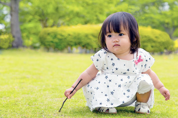 一人遊びする幼い女の子