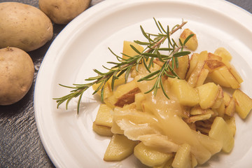 Bratkartoffeln mit Käse und Rosmarin
