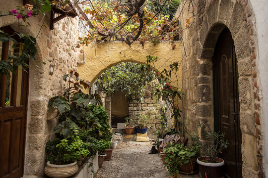 Fototapeta Medieval arched backstreet in the old town of Rhodes, Greece