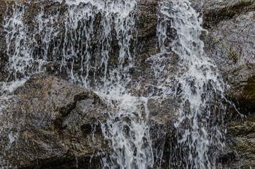 wasser rinnt felsen