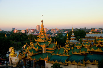 Fototapeta premium Shwedagon Paya pagoda Myanmer słynne święte miejsce i atrakcja turystyczna w Yangon, Myanmar