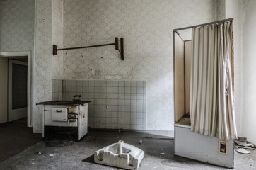 herd und dusche in einem haus