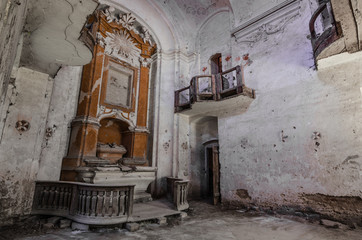 verfallene kirche und altar