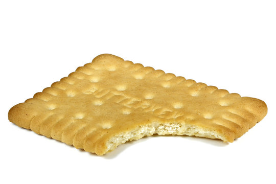 angebissener Butterkeks isoliert auf wei&szlig;em Hintergrund