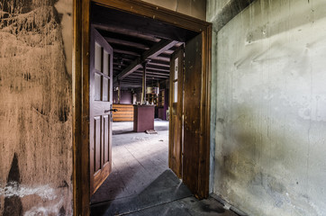 tuere in verlassenem gasthaus