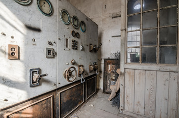 schaltraum in verlassener fabrik