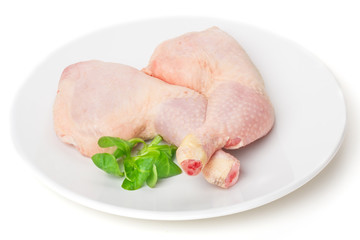 Rohe Hühnerkeulen, Hähnchenkeulen auf Teller