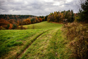 Wzgórza Ojców w Ojcowskim Parku Narodowym, jesienią.