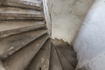 gedrehte alte stiege