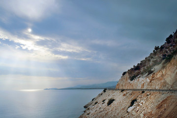 Fototapeta na wymiar Солнечные лучи сквозь облака над Эгейским морем