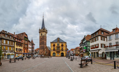 Naklejka premium Main square in Obernai, Alsace, France