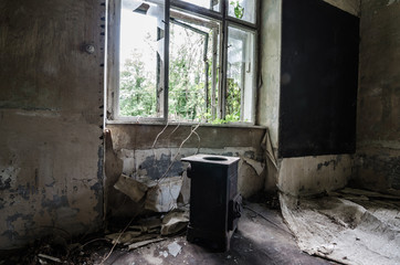 alter ofen in verlassenen haus