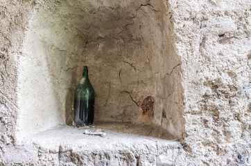 mauer mit flasche