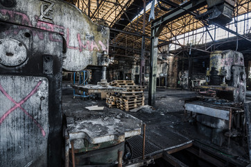 maschinen in riesiger giesserei