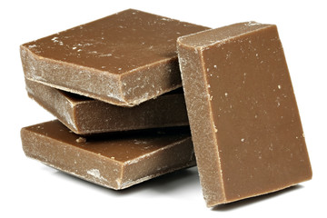 Schokoladenstücke isoliert auf weißem Hintergrund