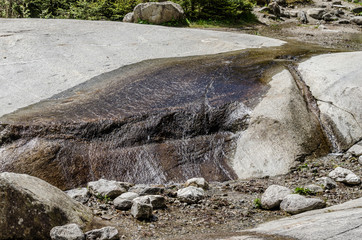 seichtes wasser ueber felsen