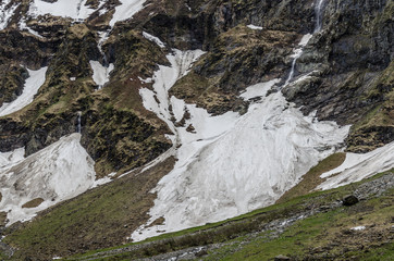 schnee im gebirge